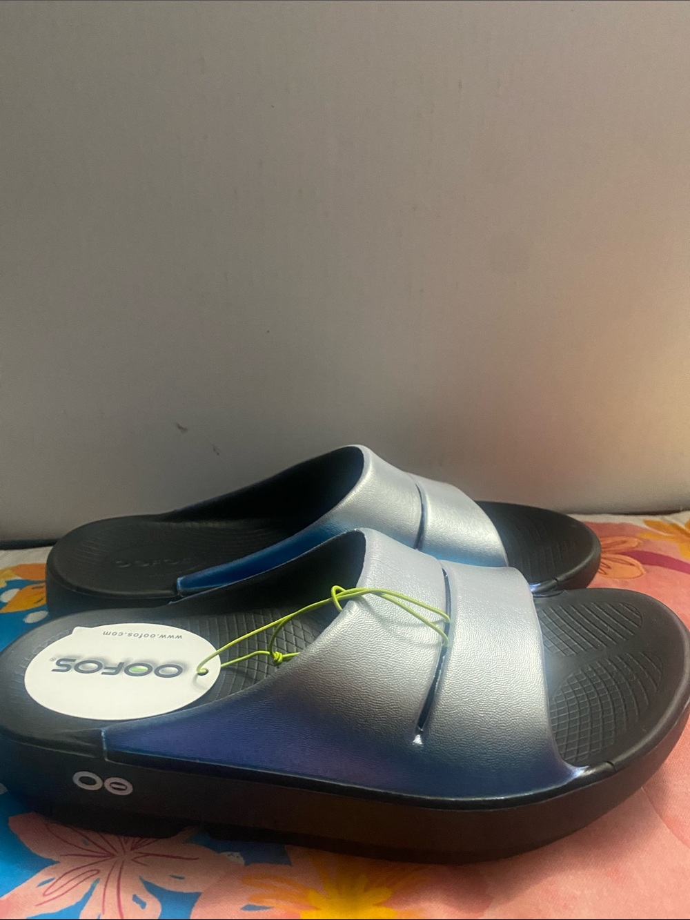 OOFOS Women's Slide Sandals OOAHH Luxe “Frost”  Size 7  Metallic Silver/Blue - Picture 4 of 10